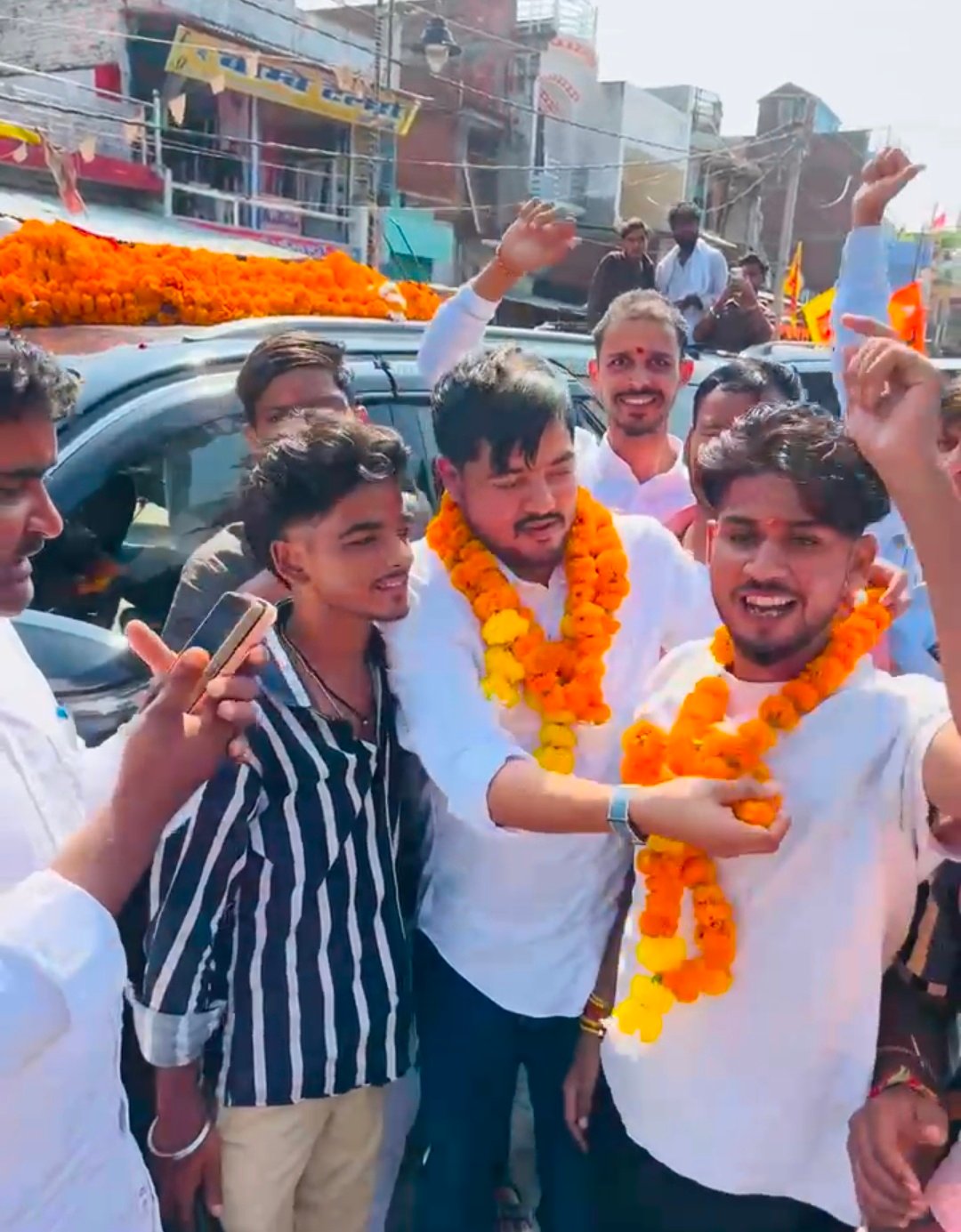 नगर पंचायत धानेपुर में संभावित विधायक प्रत्याशी शिवम पांडे का भव्य स्वागत