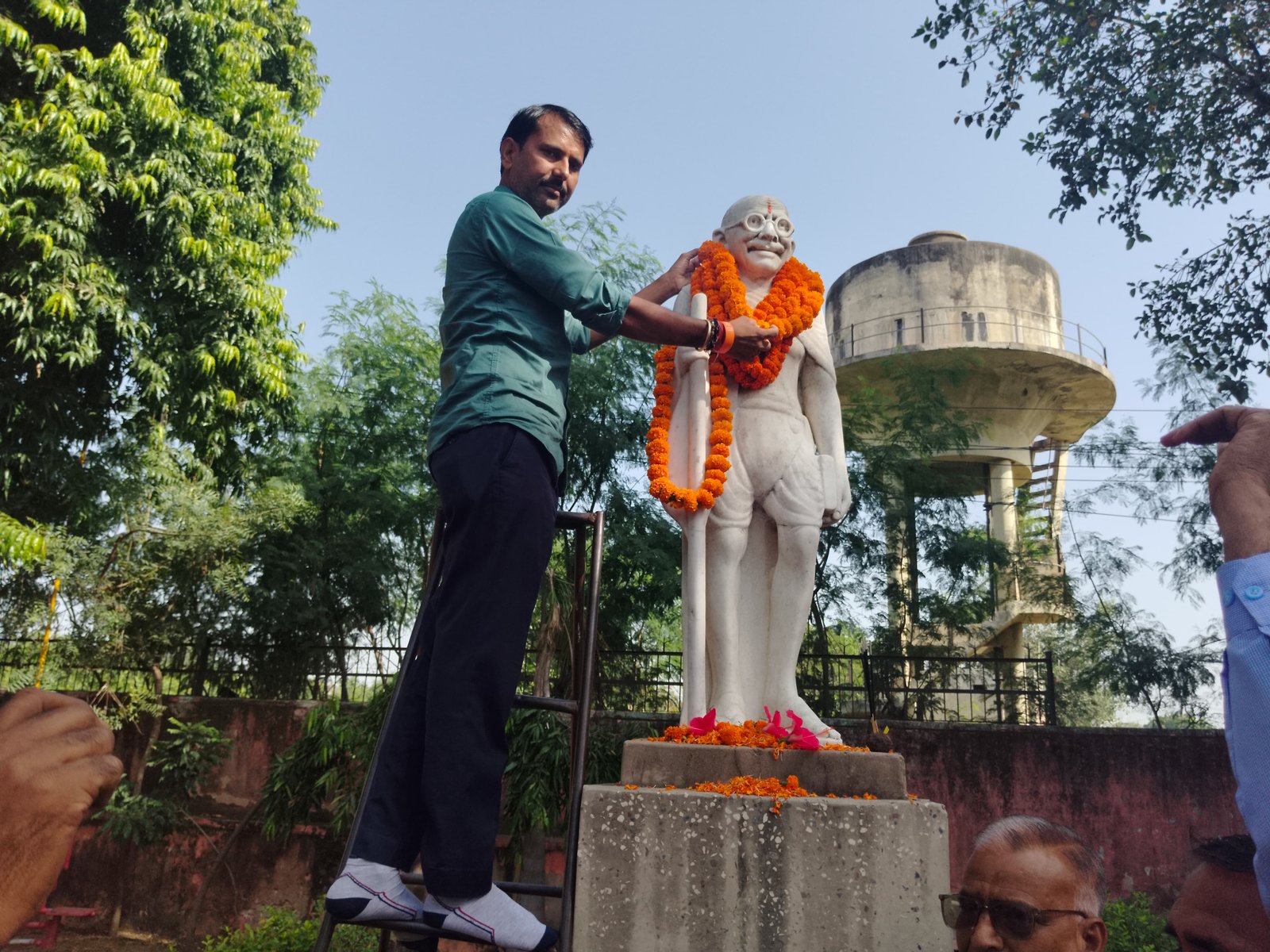 बानसूर नगर पालिका अध्यक्ष गिर्राज सैनी ने गांधी पार्क में महात्मा गांधी की प्रतिमा पर पुष्प अर्पित कर किया नमन