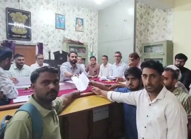 बानसूर में इंटर्नशिप धारियों ने SDM को सौंपा ज्ञापन, अप्रैल से उपस्थिति लंबित होने का आरोप सीडीपीओ कार्यालय पर निजी ई-मित्र को SSO आईडी देने और पैसे वसूलने की शिकायत