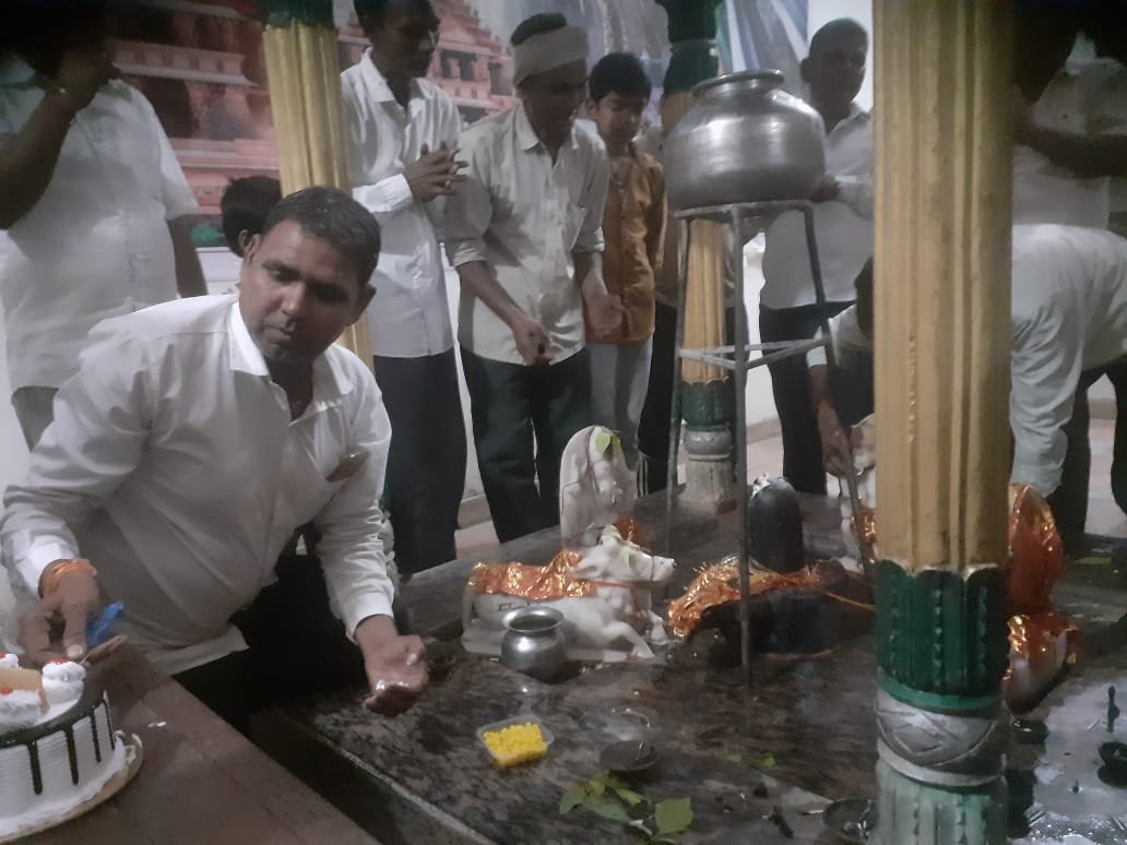 उपली कोठी स्थित शिवालय का पांचवा स्थापना दिवस धूमधाम से मनाया, भक्तों ने काटा केक, की शिव आराधना