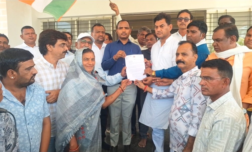विधायक डॉ. हीरालाल अलावा ने मुख्यमंत्री के नाम ज्ञापन सौंपा, सोनोग्राफी मशीन, किसानों को 12 घंटे बिजली और अवैध अतिक्रमण हटाने की भी उठाई मांग