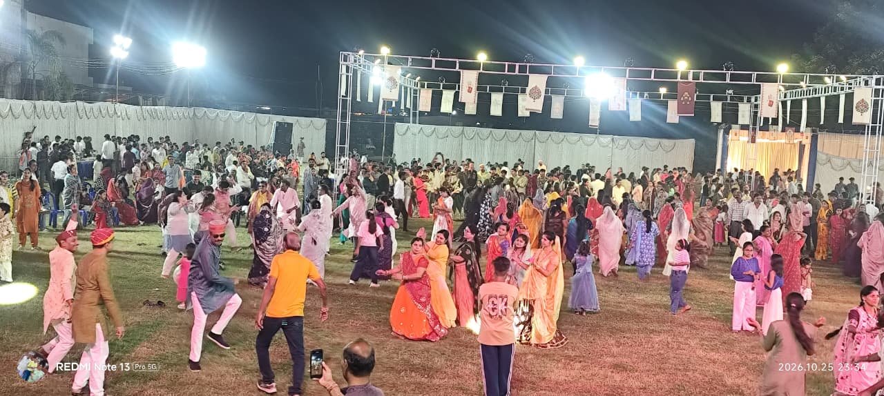 शरद पूर्णिमा पर मृत्युंजय होटल गार्डन में गूंजे गरबा के सुर, उमड़ा श्रद्धा और उत्साह का सैलाब