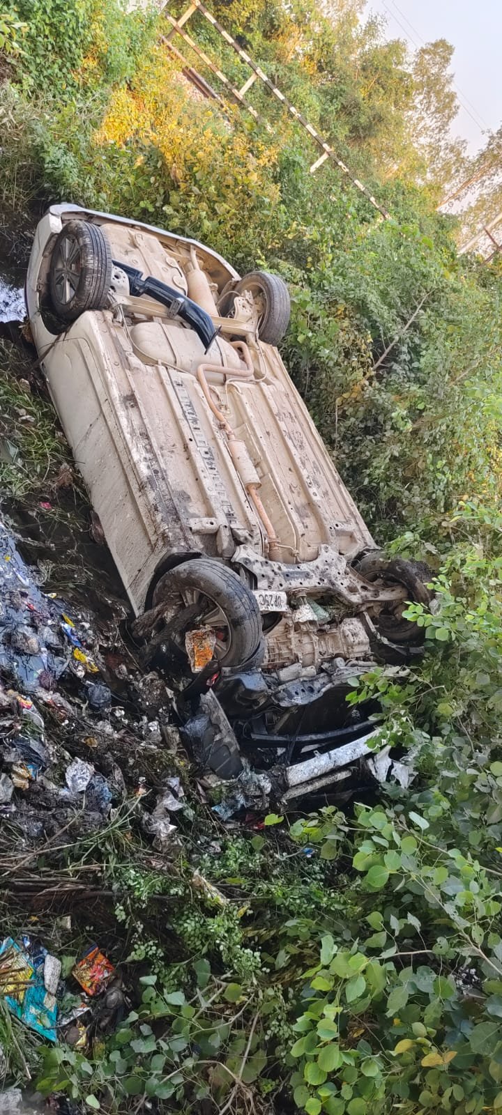 नानकमत्ता से लखनऊ लौटते समय कार खाई में पली, बाल-बाल बचे तीन लोग वड़ा हादसा होने वचा