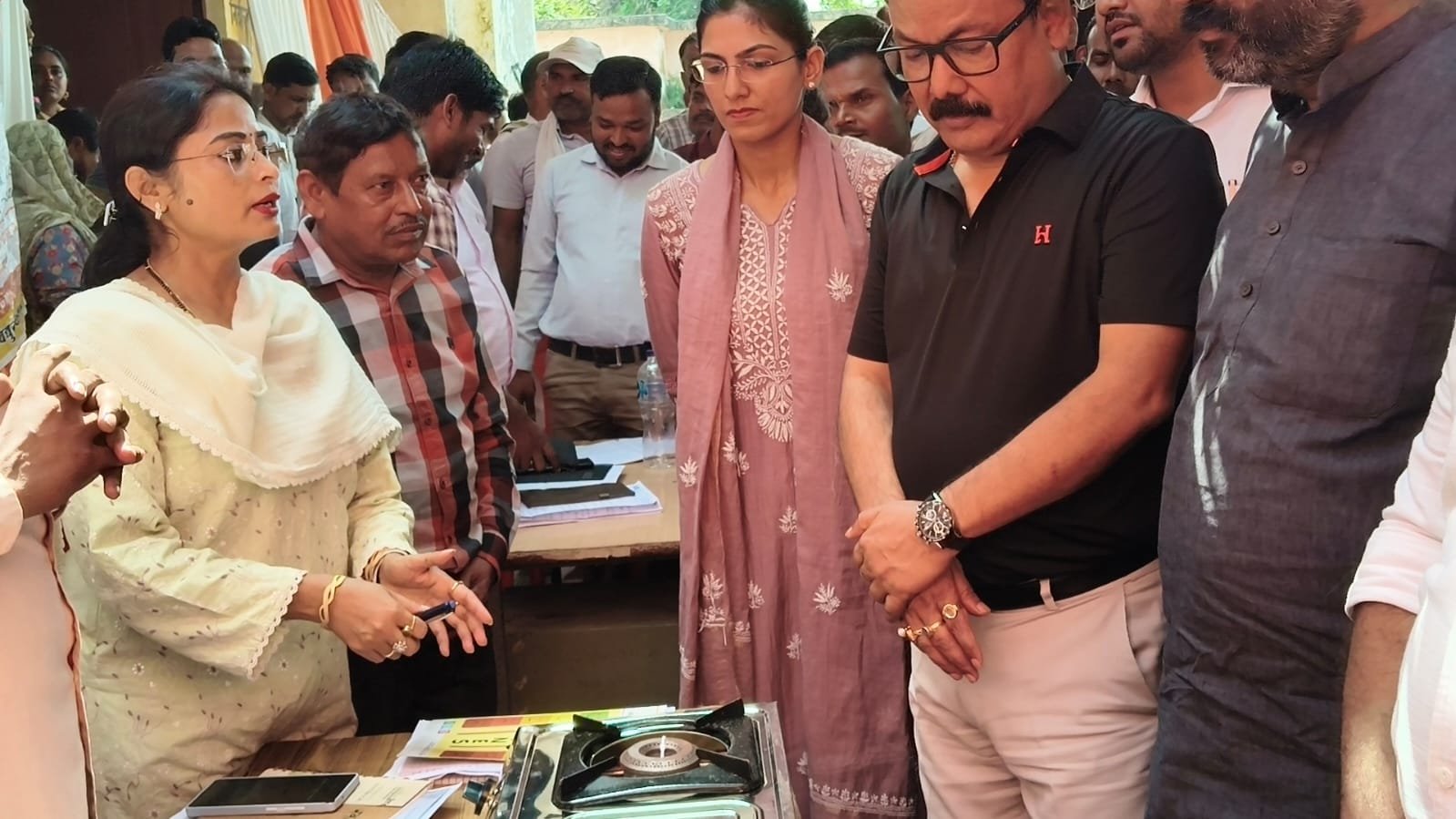बरेली के आंवला तहसील में शनिवार, 3 अक्टूबर 2026 को जिलाधिकारी अविनाश सिंह की अध्यक्षता में सम्पूर्ण समाधान दिवस हुआ।