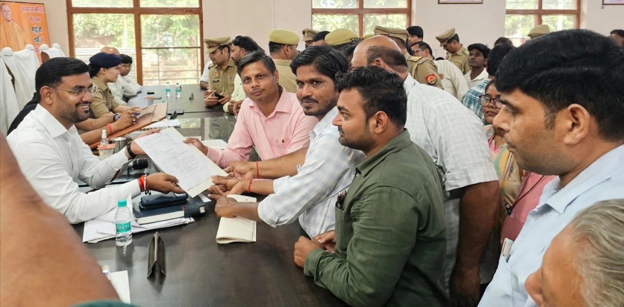 बरेली आंवला वेतन विसंगति, पदोन्नति, अंतरमंडलीय तबादले और भत्तों में बढ़ोतरी समेत आठ मांगों को लेकर लेखपालों ने आंदोलन का बिगुल फूंक दिया है।