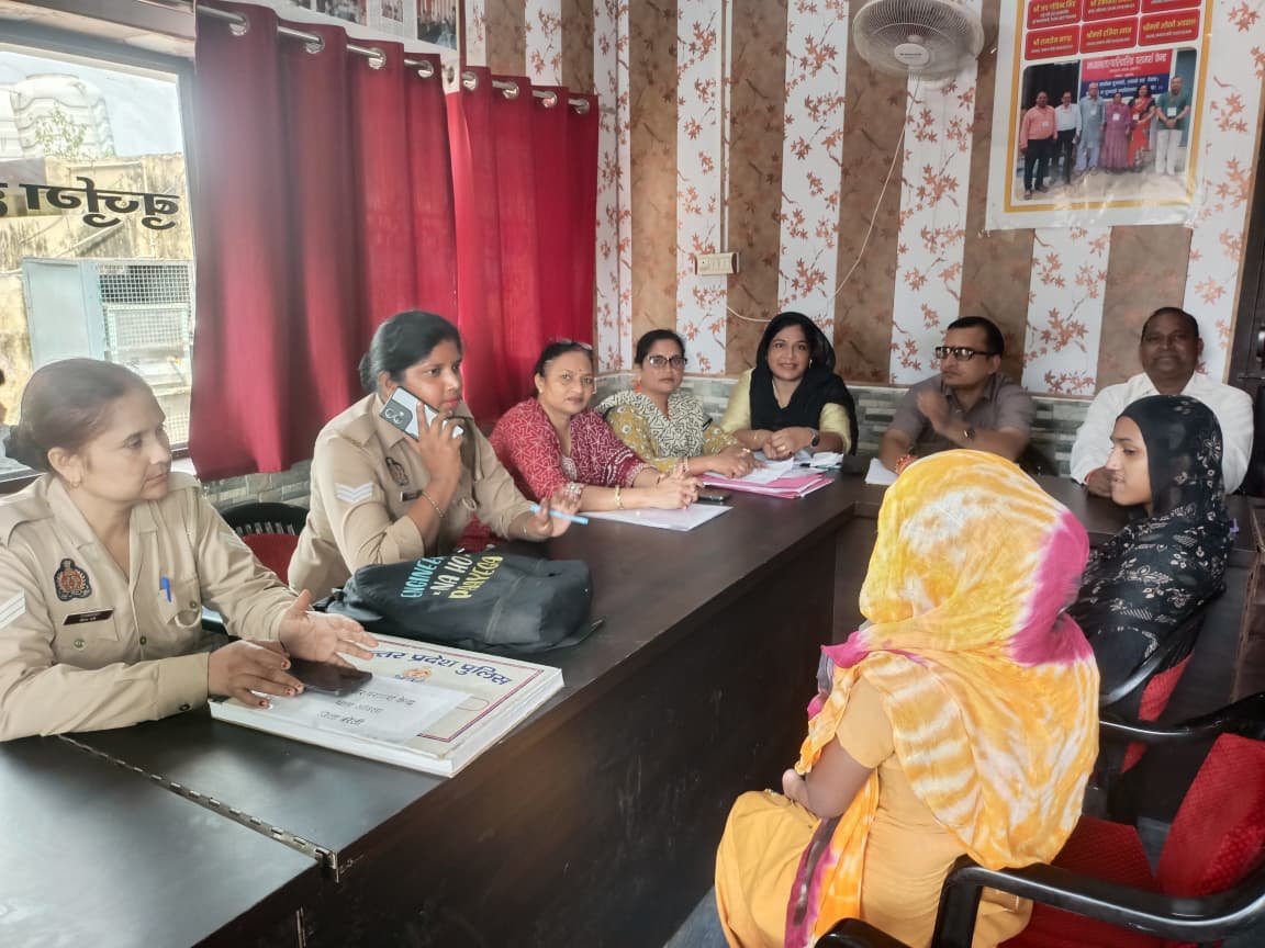 बरेली आंवला महिला सशक्तीकरण फेज 6.0 की मिसाल परामर्श केंद्र कोतवाली आंवला में तीन बिखरे परिवारों का कराया पुनर्मिलन..