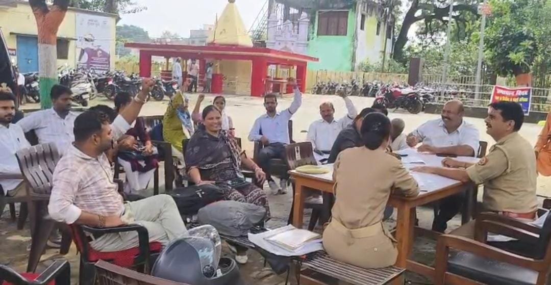 बरेली आंवला थाना दिवस में लेखपालों ने काली पट्टी बांधकर किया काम, लंबित मांगों को लेकर जताया विरोध।