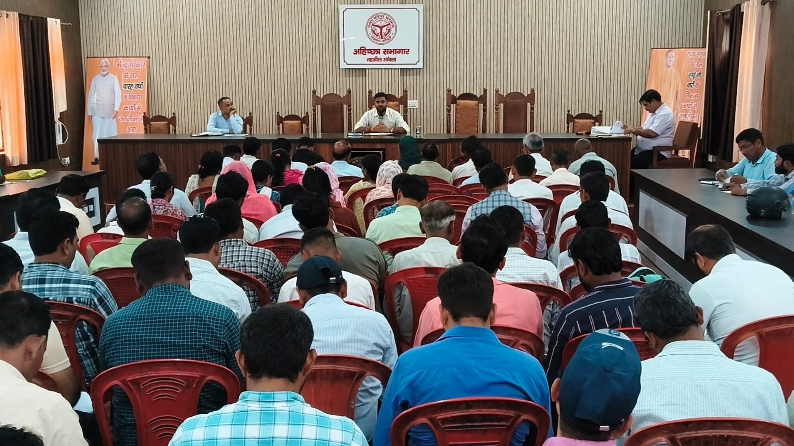 बरेली आंवला एसडीएम ने मतदान केंद्रों पर बुनियादी सुविधाएं सुनिश्चित करने के निर्देश दिए।