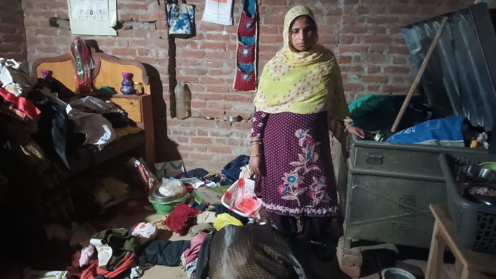 बंद मकान में छत के रास्ते से घुसकर चोरों ने किया हाथ साफ,