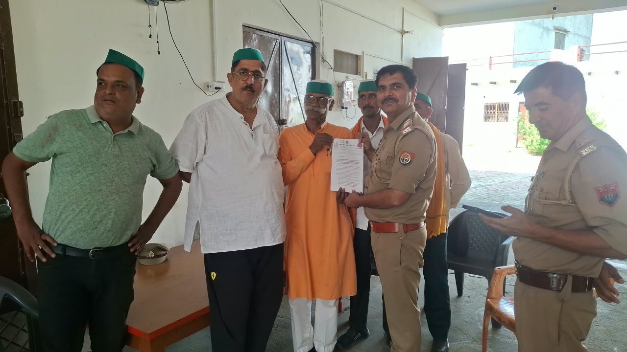 आंवला में भाकियू (शंकर) के पदाधिकारी हाउस अरेस्ट, फसल मुआवजे की मांग पर प्रदर्शन से रोका, कोतवाल को सौंपा ज्ञापन।