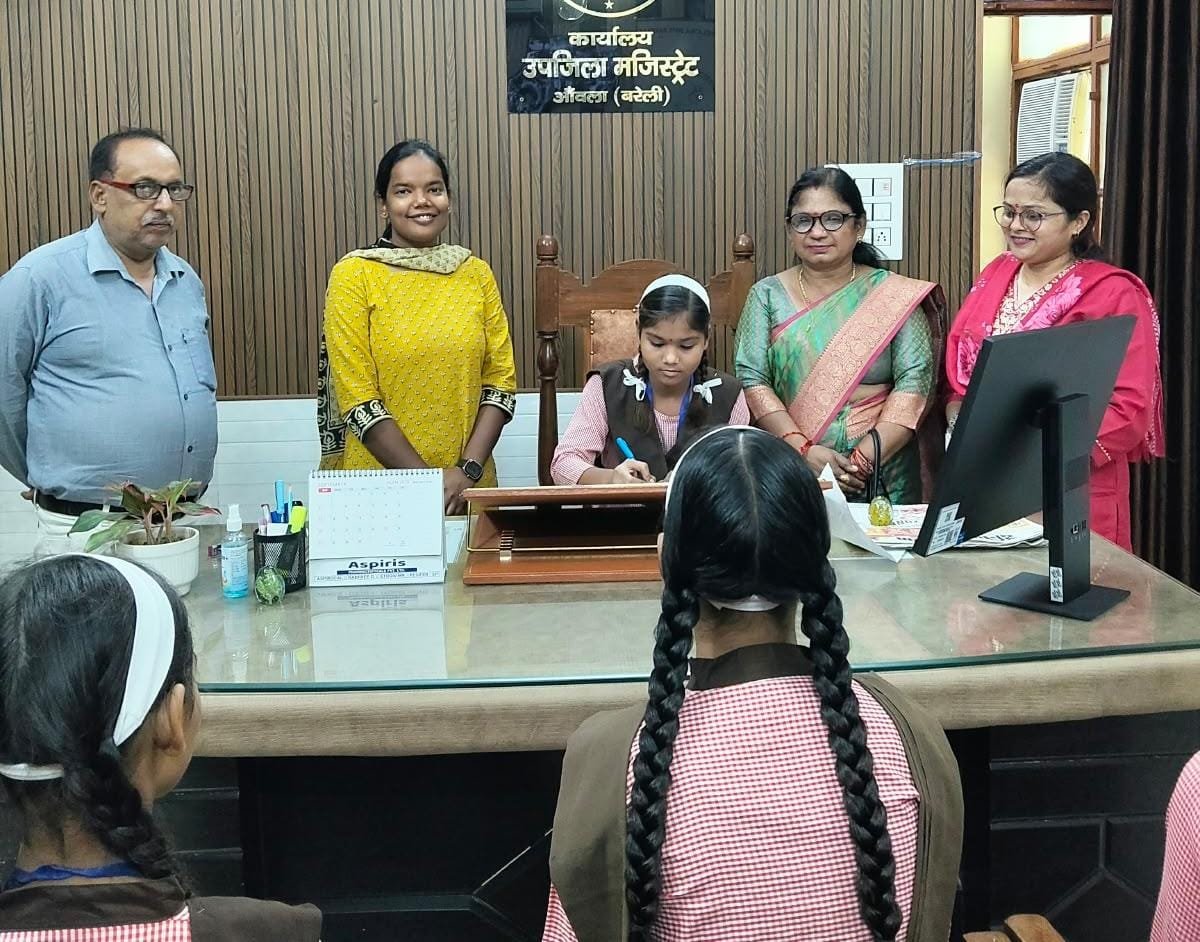 बरेली आंवला में कस्तूरबा गांधी विद्यालयों की छात्राओं ने संभाली SDM-तहसीलदार की कुर्सी, समस्याओं को सुलझाया।