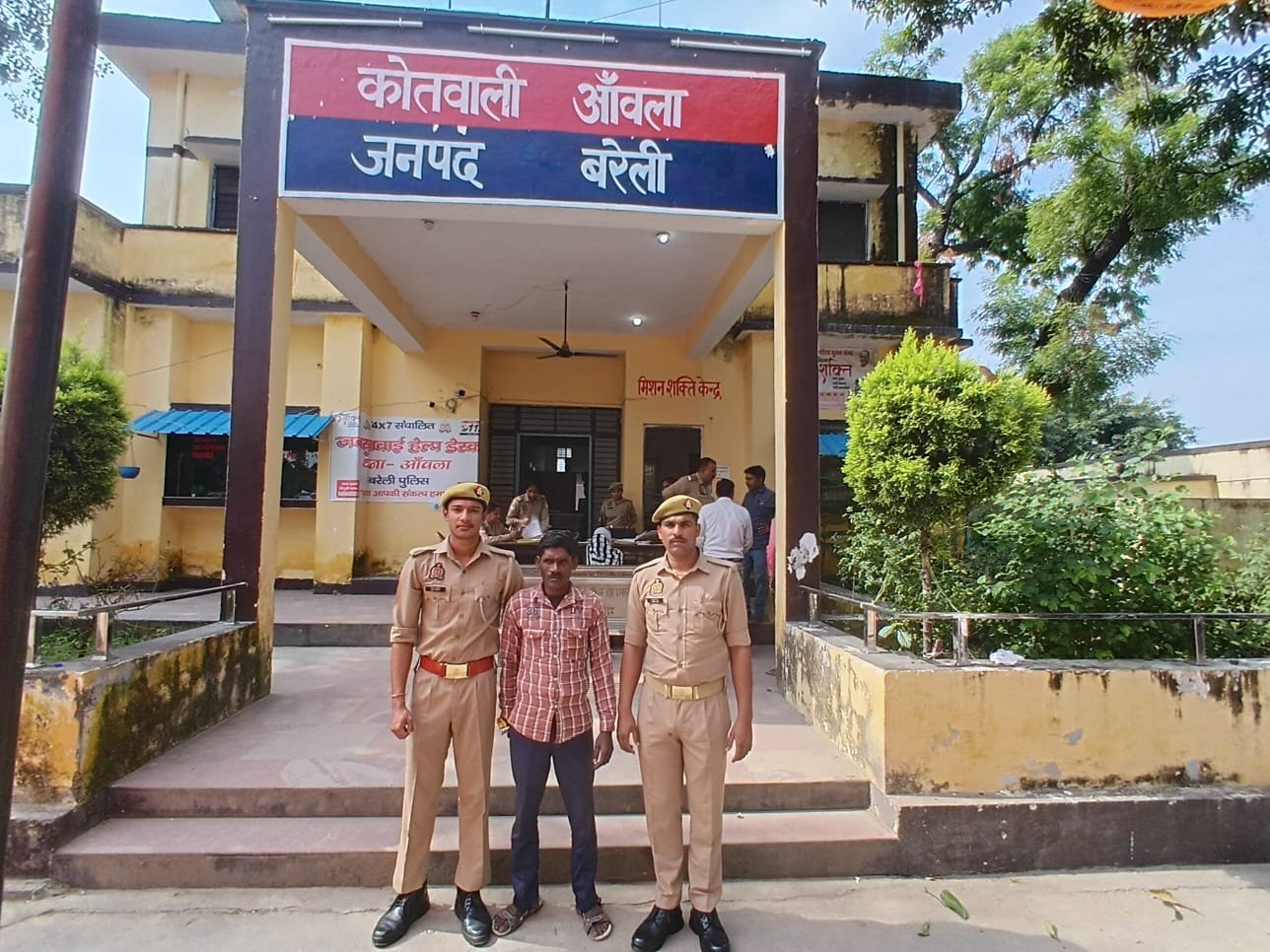 आंवला में जमीन हड़पने के मामले में वांछित आरोपी रामेश्वर गिरफ्तार, भेजा न्यायालय