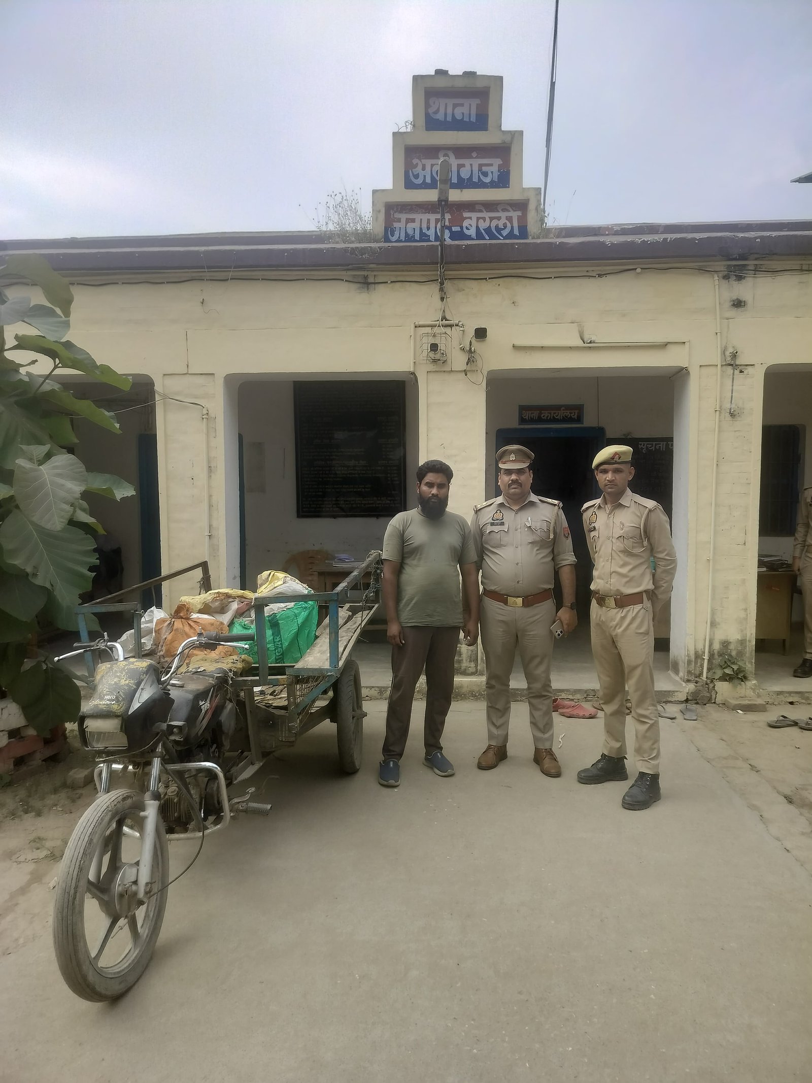 चोरी के पार्ट्स और तांबे के तार के साथ कबाड़ी गिरफ्तार, मॉडिफाइड रिक्शा भी बरामद