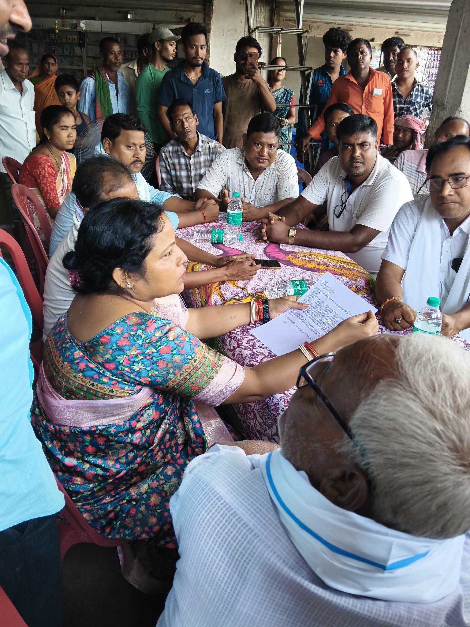 महेशाल में जनता दरबार, विधायक संगीता देवी ने अधिकारियों को दिए समाधान के निर्देश सड़क, बिजली, पानी और सरकारी योजनाओं से जुड़ी समस्याएं लेकर पहुंचे ग्रामीण, कई मामलों में मौके पर अ