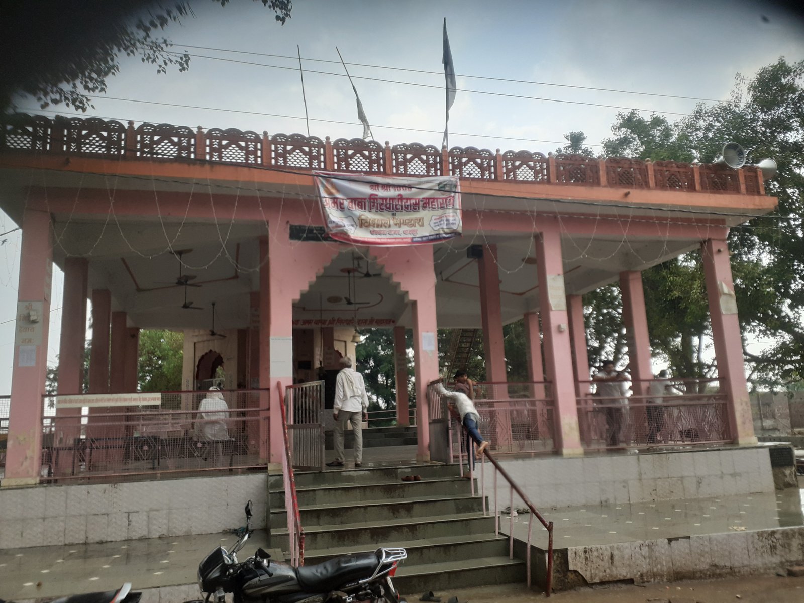 अमर बाबा गिरधारी दास के भंडारे में उमड़ा श्रद्धा का सैलाब, भजन संध्या में कलाकारों ने बांधा समां