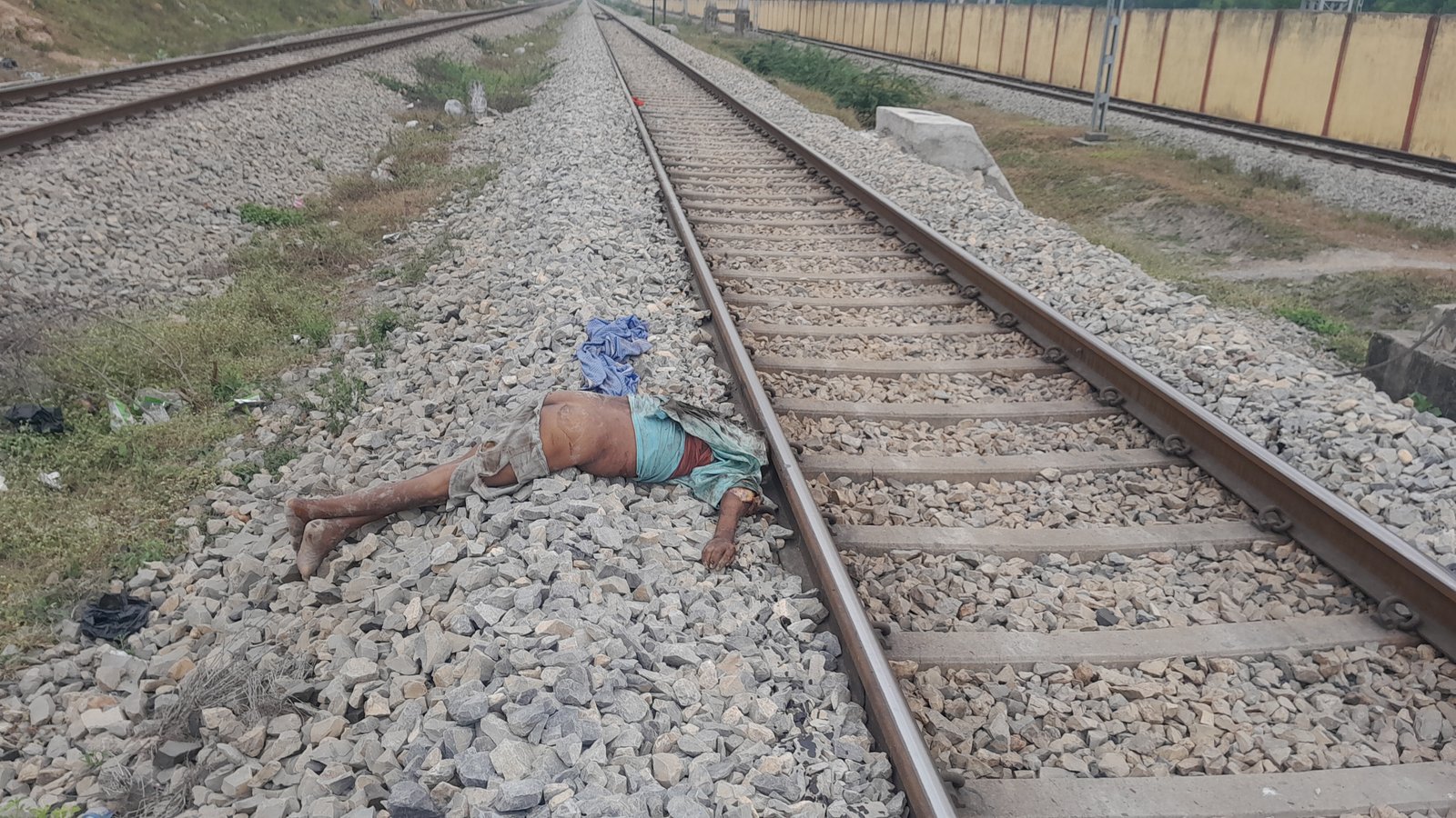 अज्ञात व्यक्ति की ट्रेन से कटकर हुई दर्दनाक मौत