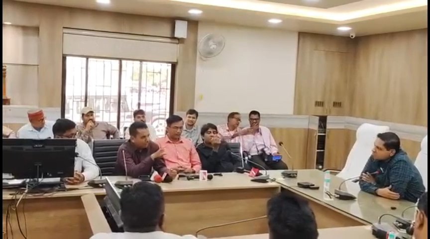 सिंगरौली: नवागत कलेक्टर अंकित अस्थाना के सामने पत्रकारों ने उठाए सिंगरौली के ज्वलंत मुद्दे।