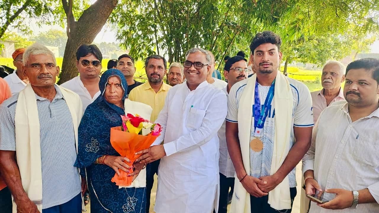 ​खेल राज्यमंत्री ने डभिया अदारी पहुंच एशियन गेम्स कांस्य पदक विजेता रोहित यादव को किया सम्मानित, माता-पिता से की मुलाकात