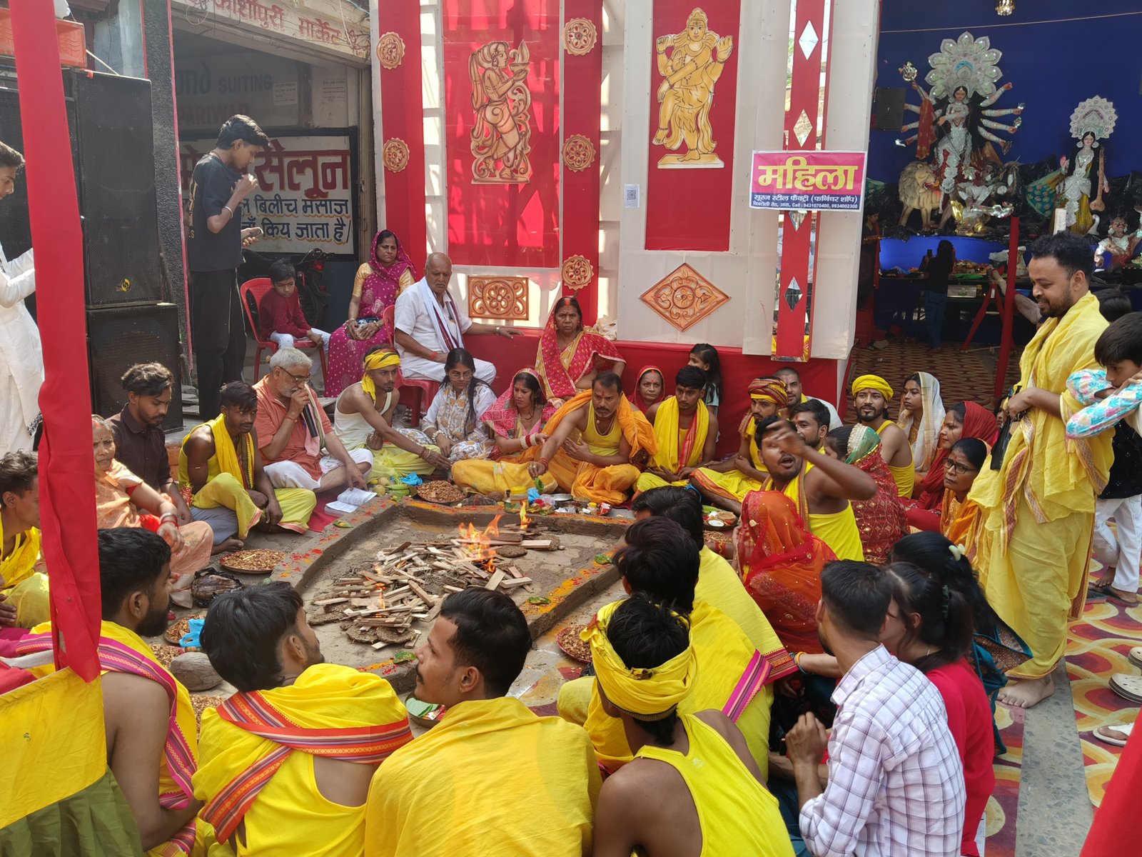 *आरा के डीन्स टैंक रोड गोलाम्बर आरा में श्री श्री दुर्गा पूजा समिति नव युवक संघ के पंडाल में हवन की धूम, उमड़ी श्रद्धालुओं की भारी भीड़*