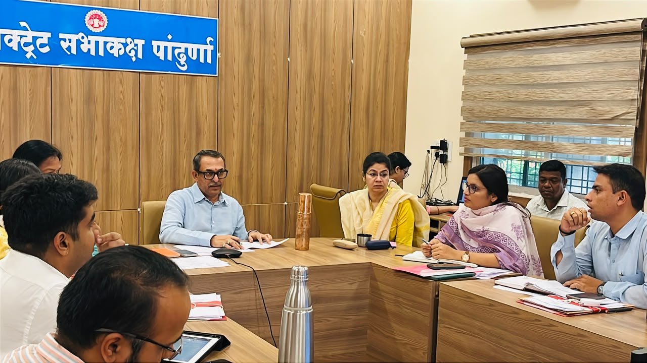 समय-सीमा बैठक में कलेक्टर ने की सीएम हेल्पलाइन व जनविश्वास अभियान की समीक्षा, लंबित प्रकरणों के शीघ्र निराकरण के निर्देश