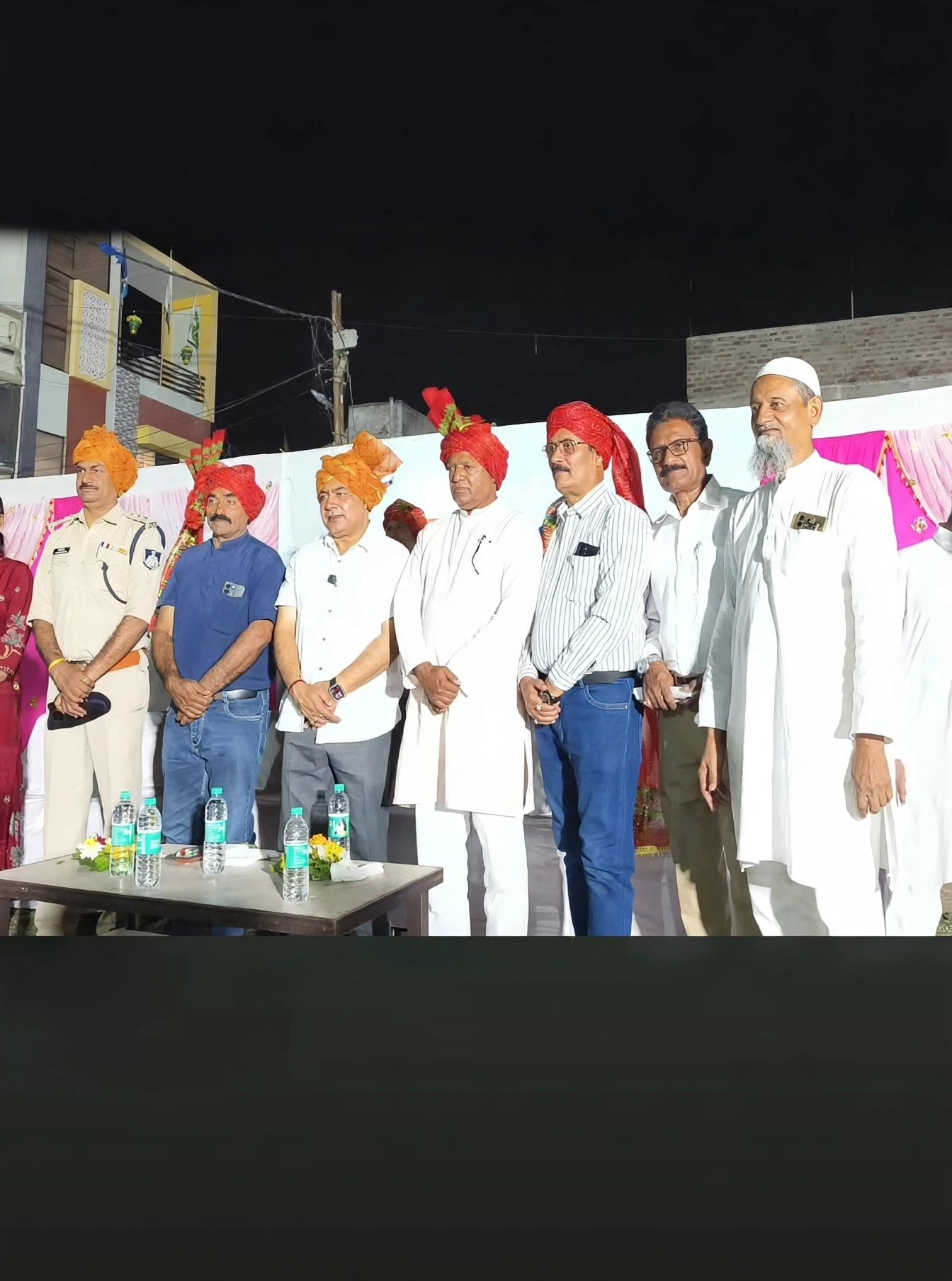 बड़वानी के पनवाड़ी मोहल्ला में पुलिस जनसंवाद कार्यक्रम एसपी ने सुनी लोगों की समस्या।