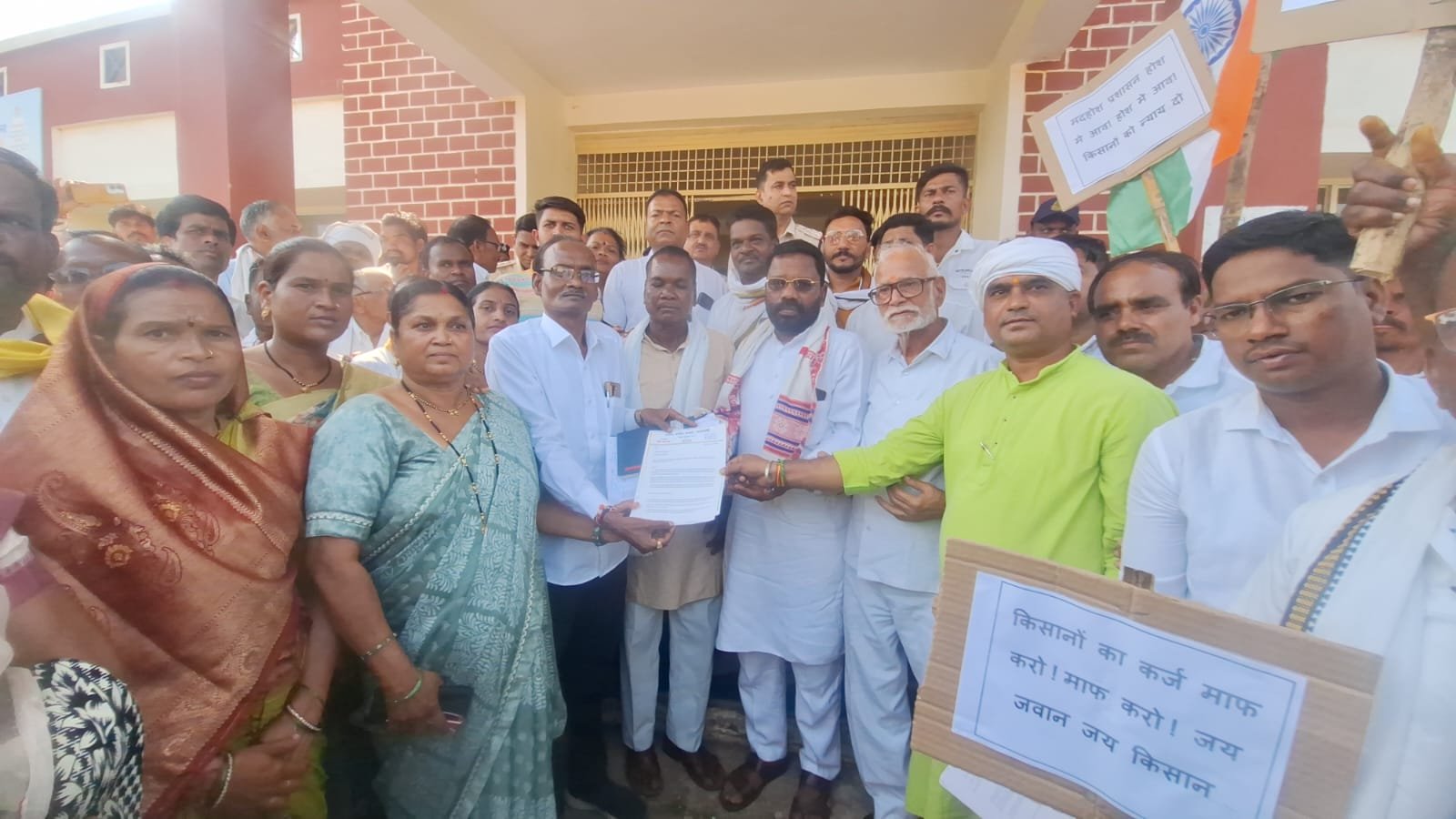 पांढुर्णा क्षेत्र को सूखाग्रस्त घोषित करने की मांग, ब्लॉक कांग्रेस ने कलेक्टर को सौंपा ज्ञापन