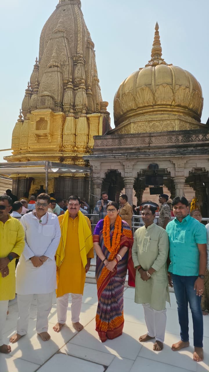 पूर्व केंद्रीय मंत्री स्मृति ईरानी ने किया काशी विश्वनाथ में दर्शन