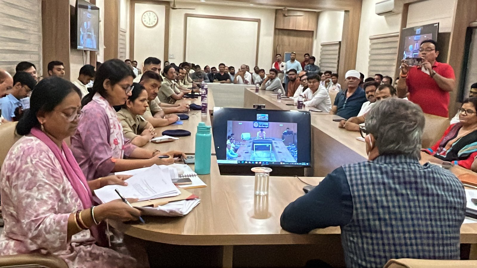 आपकी दी गई जानकारी से समाचार पत्र के लिए तैयार खबर इस प्रकार है – साधारण शैली में, स्तर पूर्वक: नवरात्रि पर तेज आवाज में डीजे बजाया तो होगी जब्ती की कार्रवाई – कलेक्टर तेज डीजे की