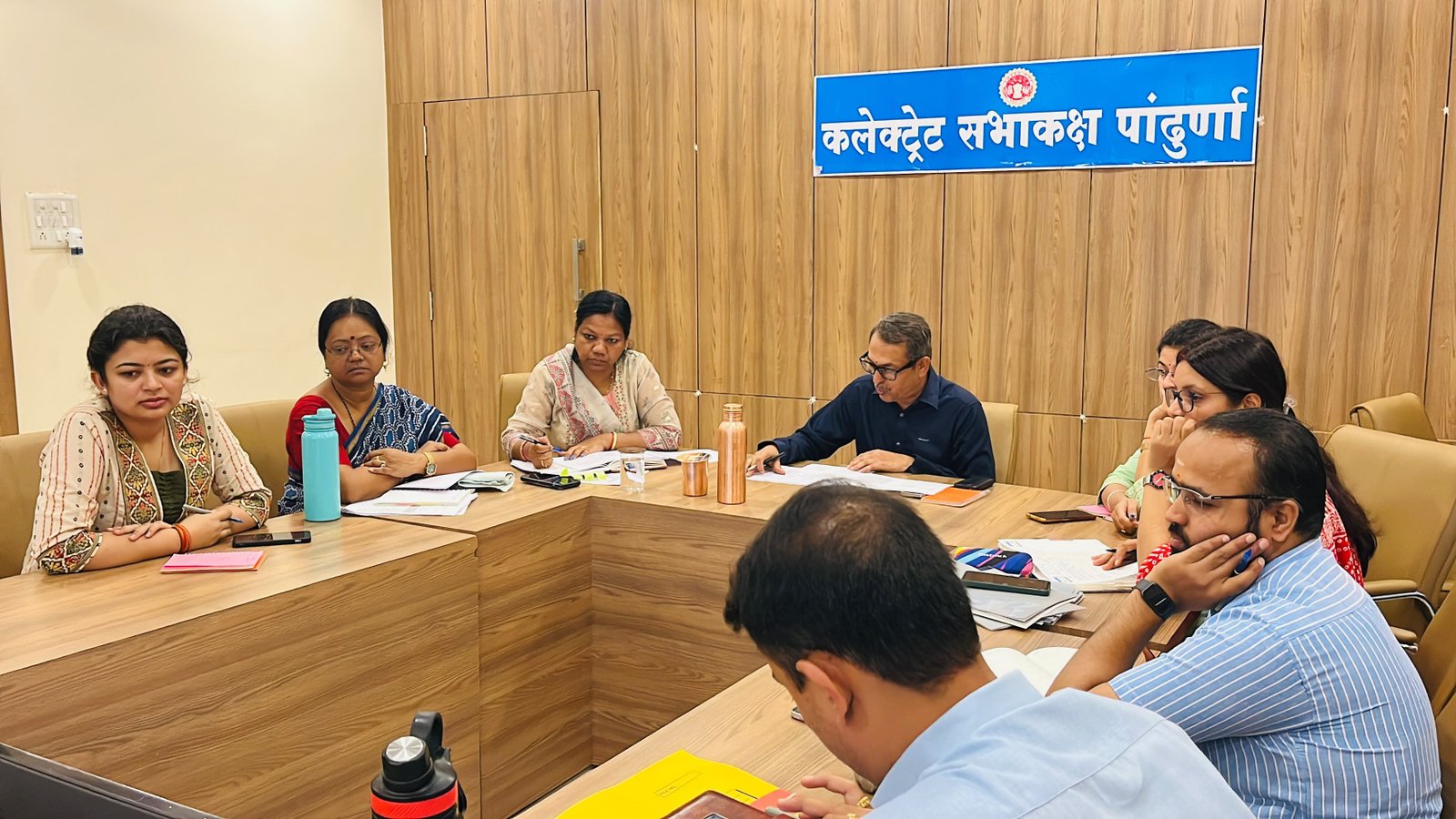 समय-सीमा बैठक में कलेक्टर श्री नीरज कुमार वशिष्ठ ने की विभागीय योजनाओं एवं लंबित प्रकरणों की समीक्षा