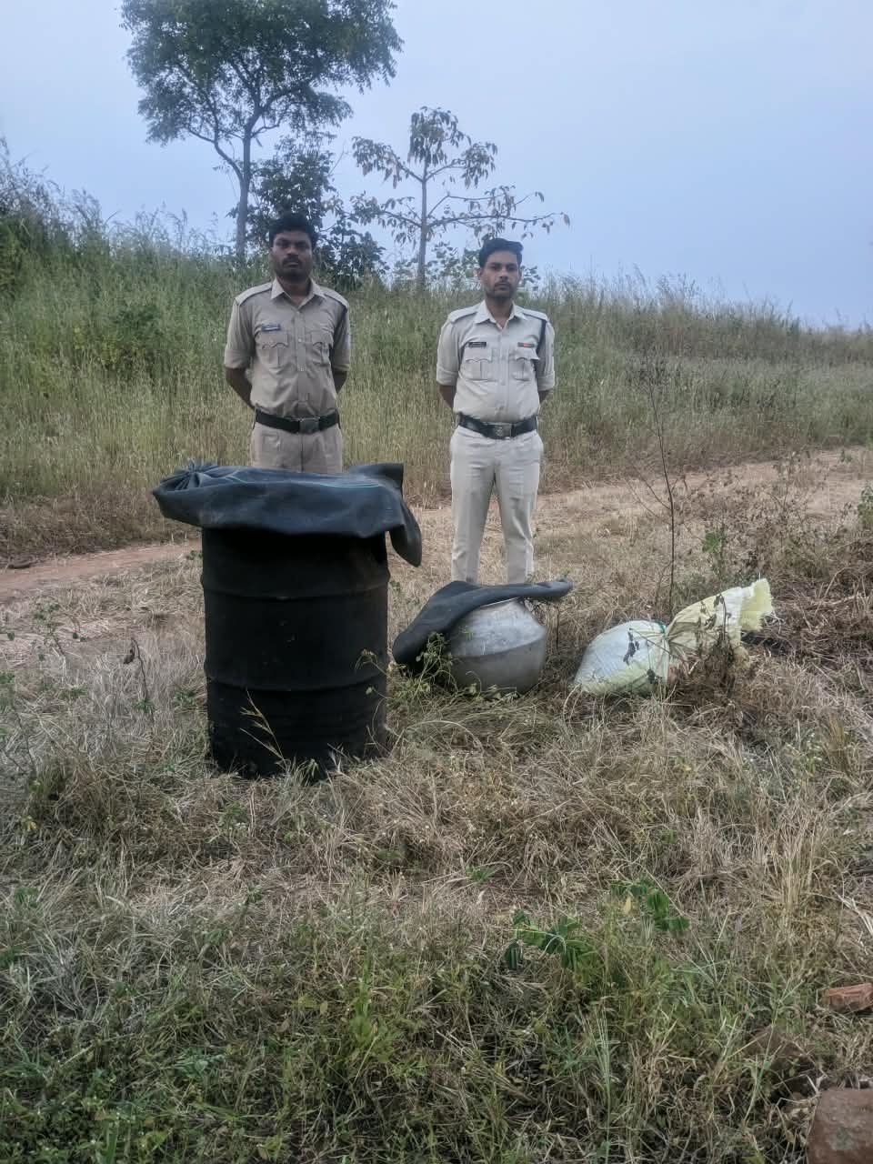 ग्राम नीलकंठ में अवैध शराब निर्माण के ठिकाने पर आबकारी विभाग की दबिश 200 किलोग्राम महुआ लाहन नष्ट, 20 बल्क लीटर अवैध महुआ शराब जब्त