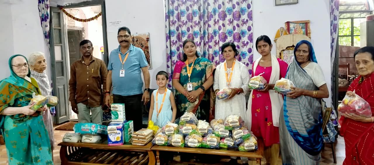 श्री विश्वनाथ अक्षय सेवा फाउंडेशन द्वारा वृद्धाश्रम में खाद्य सामग्री वितरण।