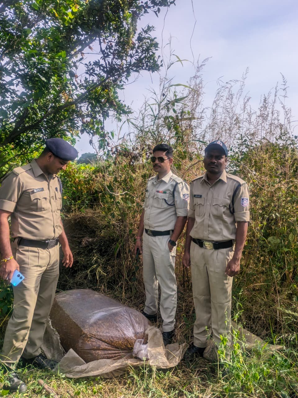 अवैध महुआ शराब के खिलाफ आबकारी विभाग की बड़ी कार्रवाई 2700 किलो महुआ लाहन नष्ट, 50 लीटर कच्ची शराब जब्त; चार प्रकरण दर्ज