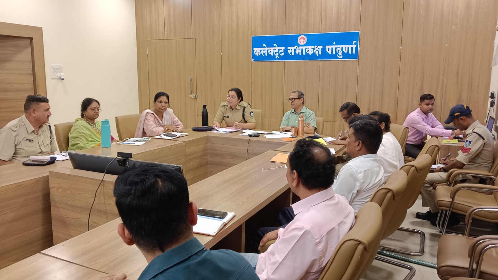 जनहित के मामलों में लापरवाही बर्दाश्त नहीं, कलेक्टर ने अधिकारियों को दिए सख्त निर्देश