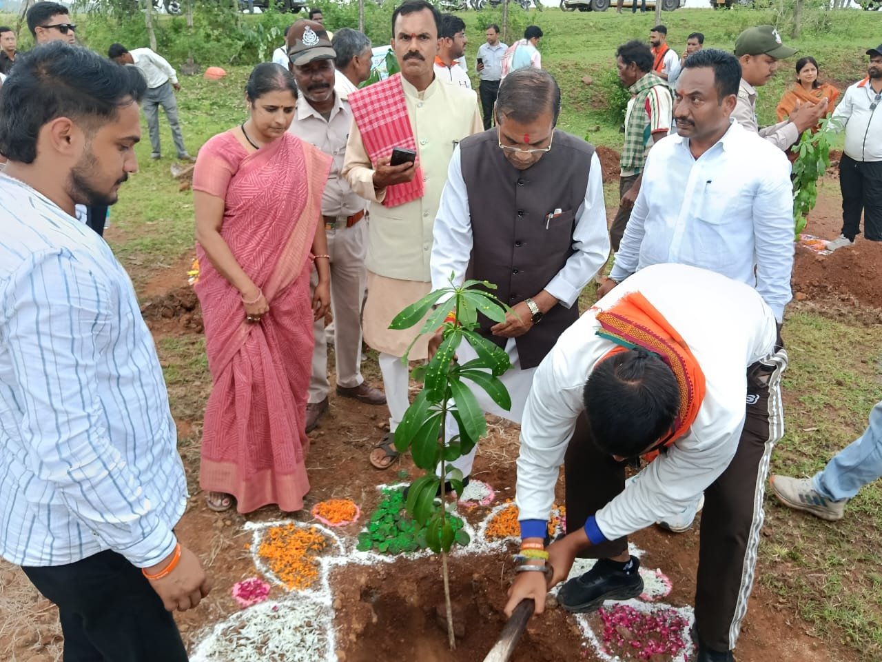ग्राम बुधगांव में सेवा संकल्प अभियान के तहत जल संरक्षण एवं पौधारोपण