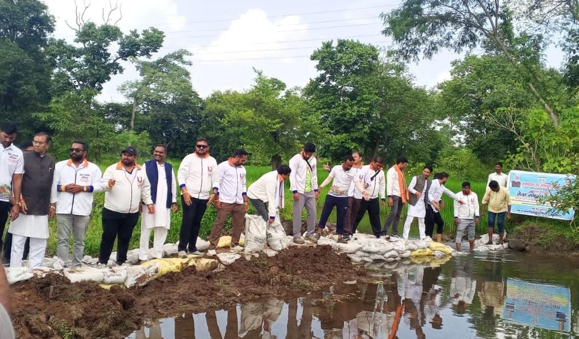 सेवा संकल्प अभियान के तहत वृक्षारोपण एवं जल संरक्षण के लिए किया श्रमदान