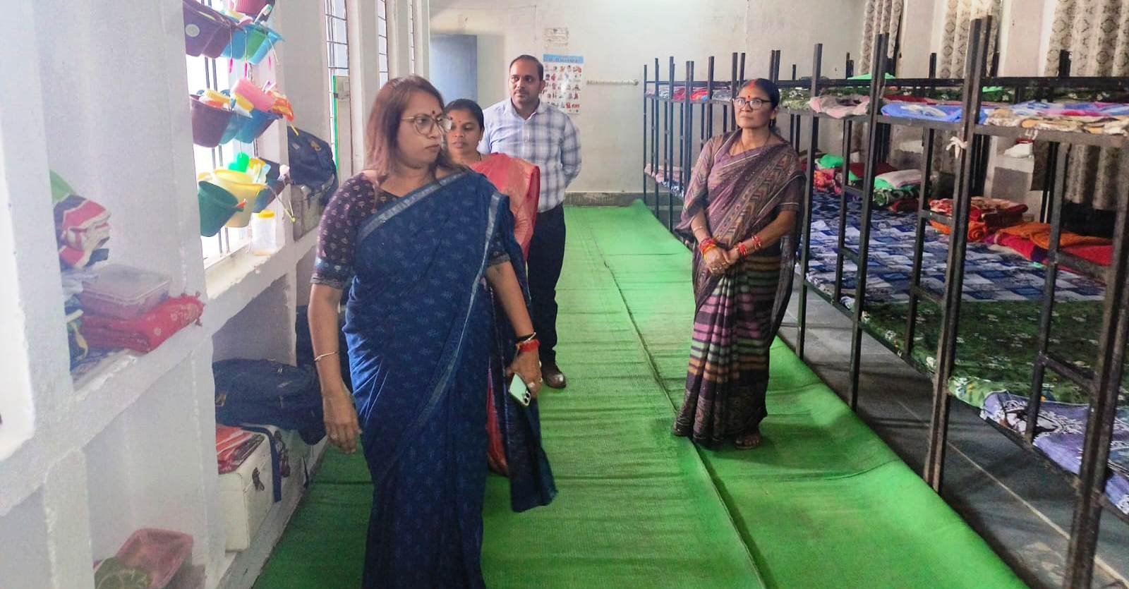 गोरखपुर में बच्चों को पहनाए जूते-मौजे, पढ़ाई और कैरियर को लेकर किया संवाद, कलेक्टर ने मूसामुंडी एवं गाड़ासरई में निर्माण कार्यों का किया निरीक्षण