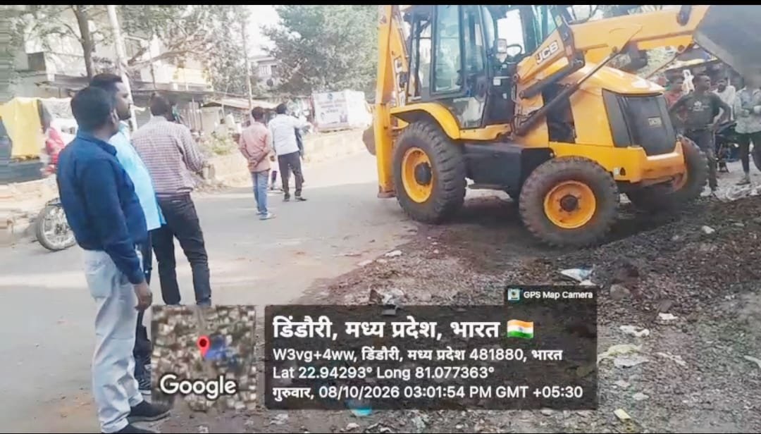 कलेक्टर के निर्देश पर नगर परिषद की कार्रवाई , मुख्य मार्ग से अतिक्रमण हटाया, डिवाइडर की छंटाई व रंग-रोगन शुरू