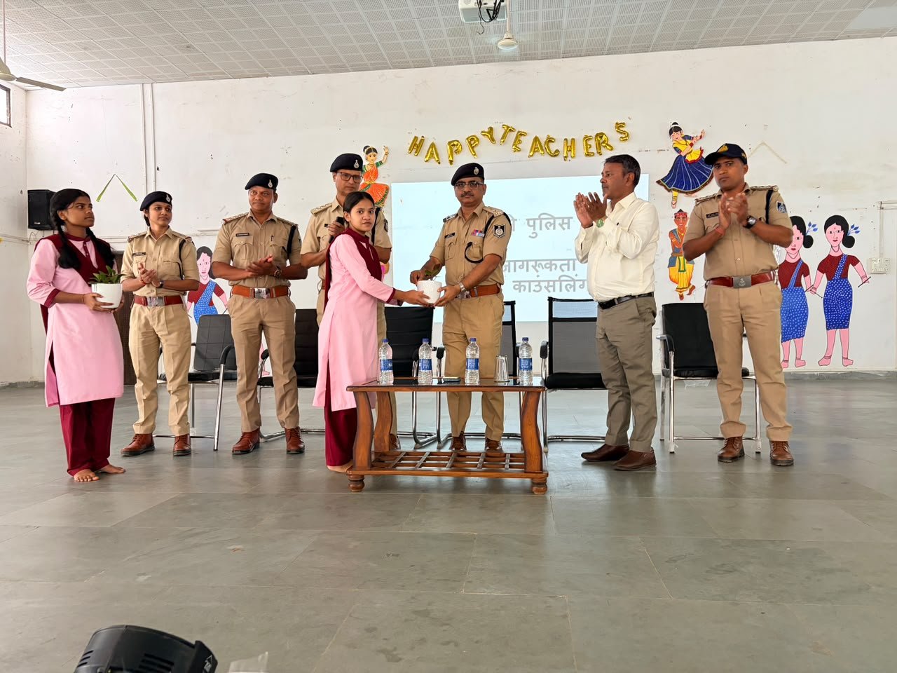 एकलव्य आवासीय विद्यालय में विद्यार्थियों को यातायात, साइबर अपराध एवं नशा मुक्ति के प्रति किया जागरूक