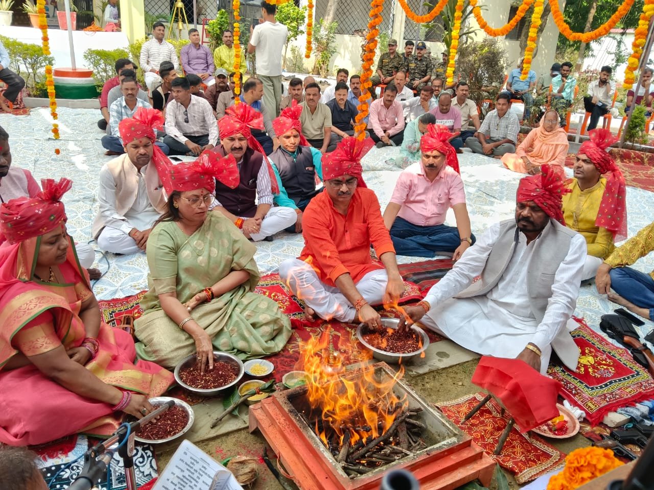 पुलिस लाइन डिण्डौरी में विधि-विधान से किया गया शस्त्र पूजन