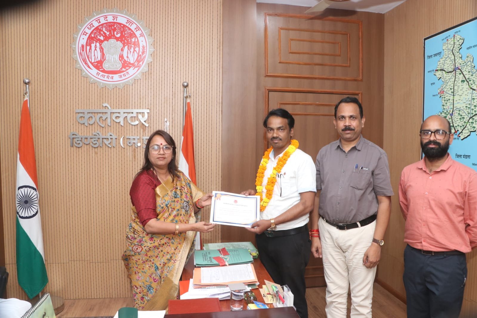 स्वामित्व योजना में उत्कृष्ट कार्य करने वाले पटवारी जितेन्द्र कुमार रजक सम्मानित