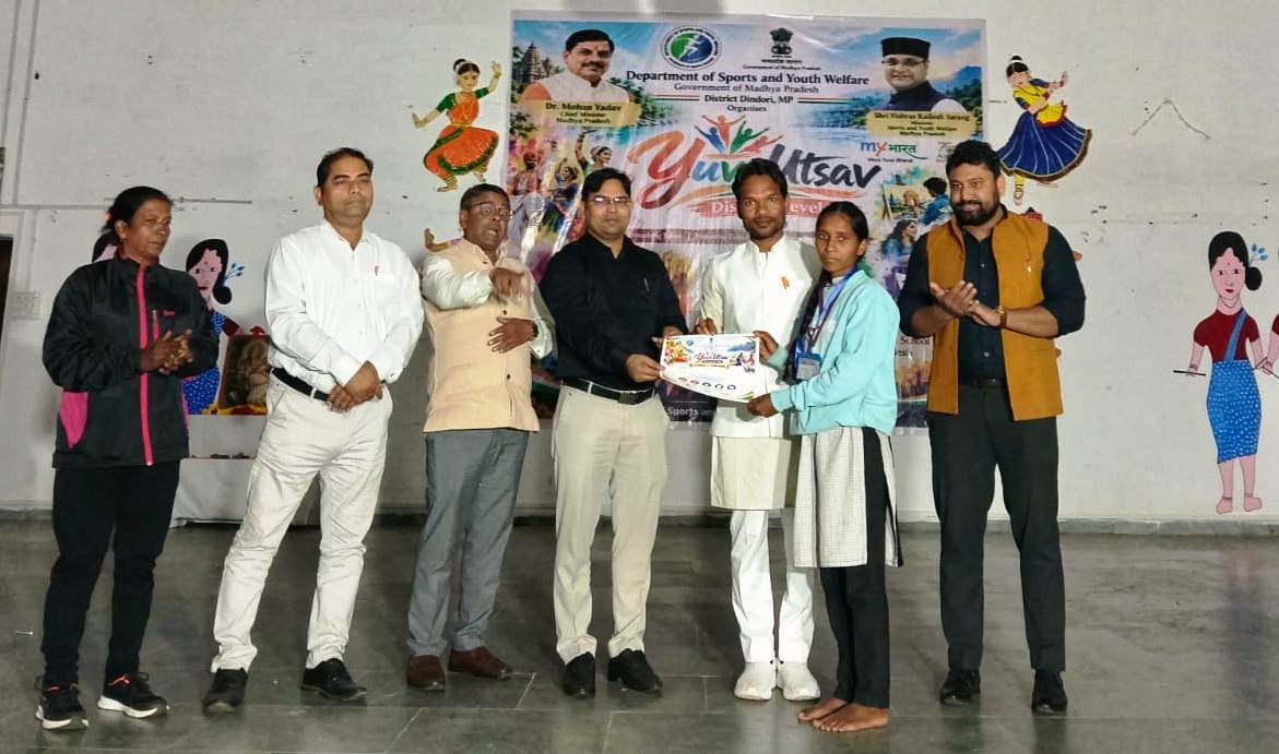 जिला स्तरीय युवा उत्सव में युवाओं ने दिखाई प्रतिभा, विजेताओं को मिला सम्मान