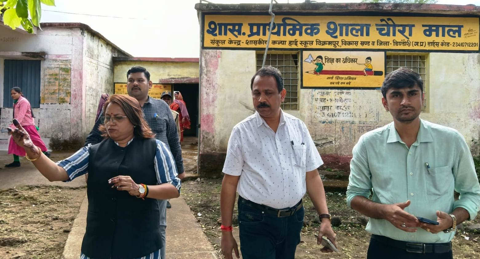 कलेक्टर ने चौरा माल की दो प्राथमिक शालाओं का किया औचक निरीक्षण ,शिक्षक की अनुपस्थिति पर जताई नाराजगी, संबंधित अधिकारी को कार्यवाही के निर्देश